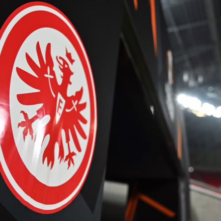 „Hat bei uns keinen Platz“: Eintracht distanziert sich von homophobem Fanbanner